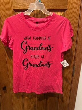 What Happens at Grandmas Stays at Grandmas!! Hot pink 100% cotton T-shirt Sz L